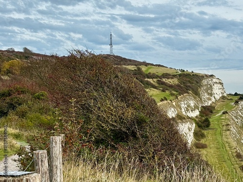 Blick auf die weißen Klippen von Dover von einem Wanderweg aus