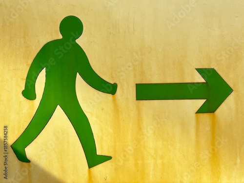 Hinweisschild grünes Männchen Pfeil Richtung rechts