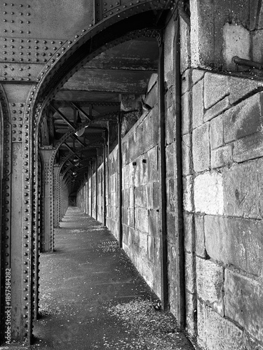 Stahlkonstruktion Bogen im alten Hafengebäude von Dover, England