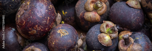 Tableau sur toile Panorama of fresh raw Mangosteen fruit at a food market