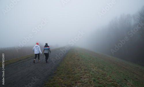 spacer dwóch przyjaciółek we mgle trekking