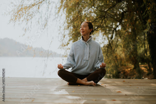 Korean woman meditating pea...