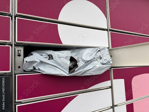 porte de relais colis ouverte sur un colis éventré et ouvert