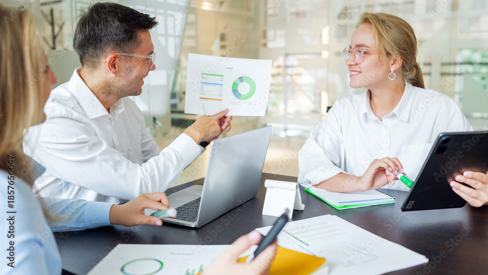Obraz premium Business team discusses project results in office meeting