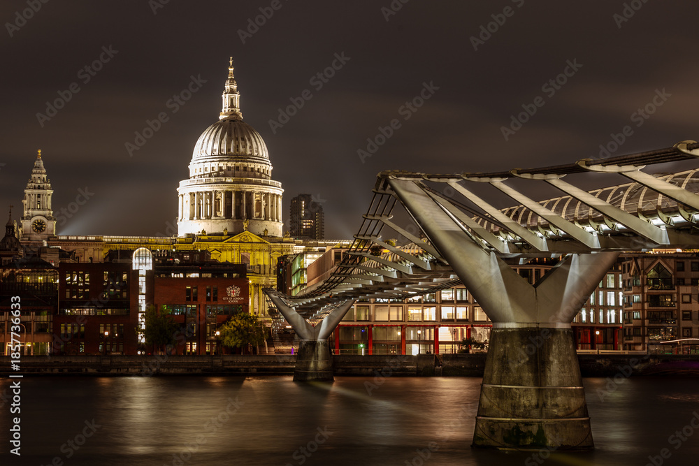 Fototapeta premium St Pauls cathedral & Millennium Bridge