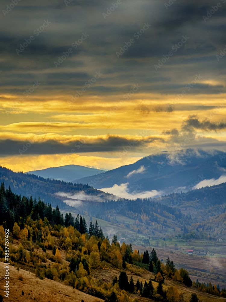 Obraz premium Sunny Autumn Carpathians with Puffy White During The Sunset