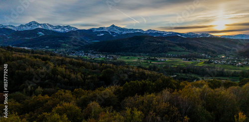 Panorama Pyrénées avec couché de soleil 