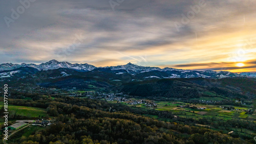 Panorama Pyrénées avec couché de soleil 