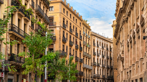 Canvas Print Narrow streets with picturesque old buildings of great beauty in the Gothic Quarter of the city of Barcelona, Spain