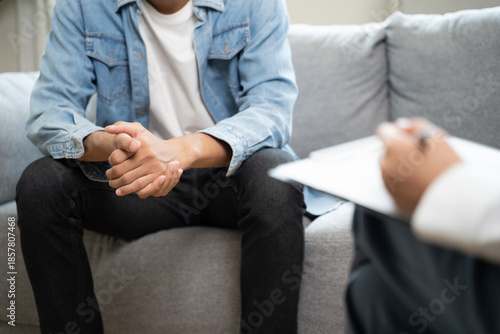 Photos mental health care therapy concept, psychologist counseling to anxiety patient and giving guidance mental therapy care to cure mental health