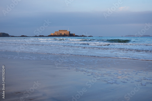 Plage de Saint-Malo le matin en hiver, fort National