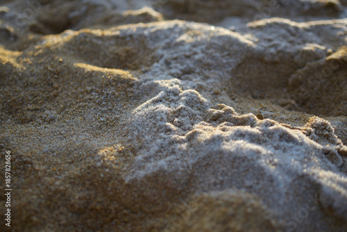 Plage de Saint-Malo le matin en hiver, sable gelé