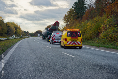 Obraz na plátně Heavy transport convoy with escort cars and long special load