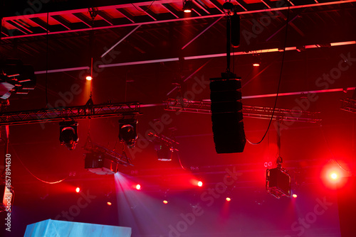 Tableau sur toile Stage lighting and audio equipment suspended from metal truss infrastructure