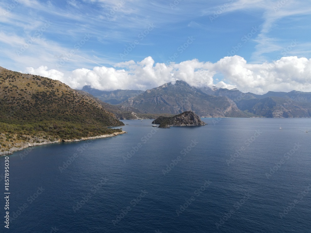 Obraz premium Fethiye Islands and Gemiler Bay, featuring crystal-clear turquoise sea, small forested islands, and sheltered Mediterranean bays in Fethiye, Turkey.