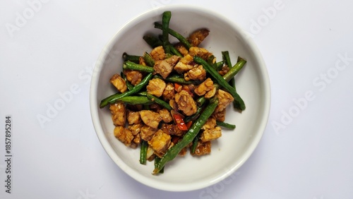 Photos Stir-fried tempeh with green beans in bowl