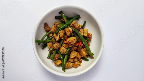 Quadro em tela Stir-fried tempeh with green beans in bowl