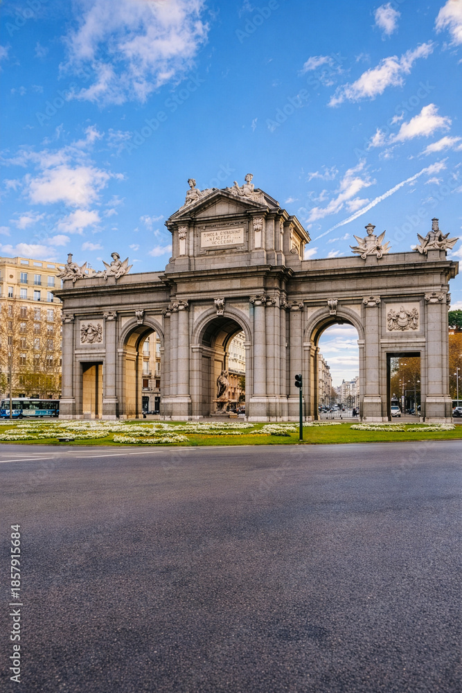Obraz premium The Puerta de Alcalá (Madrid)