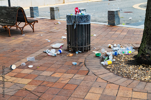 Bilde på lerret Overflowing Trash Can on City Sidewalk Surrounded by Scattered Litter, Cups and