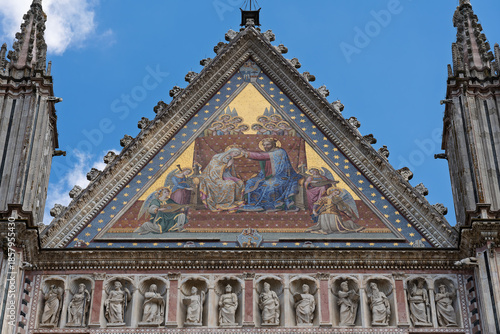 Foto Italy - Orvieto - Duomo di Orvieto - Upper facade detail with mosaic pignon and