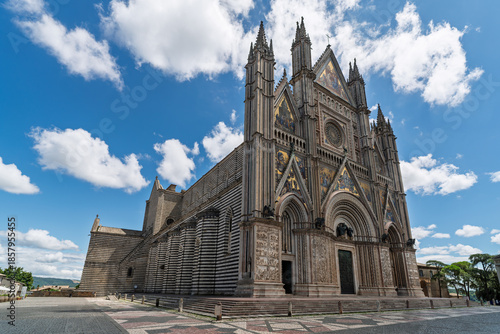 Foto Italy - Orvieto - Duomo di Orvieto - Wide angle view of the massive striped side