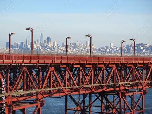Golden Gate Bridge avec la skyline de San Francisco en arrière-plan