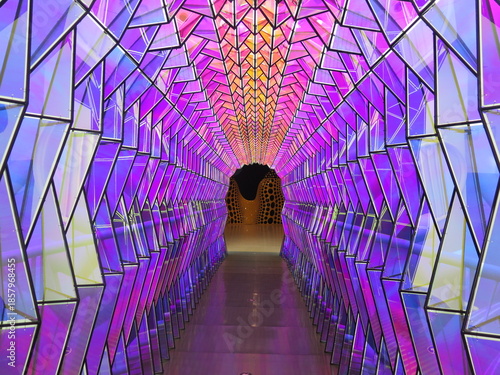 Couloir futuriste en verre avec lumières violettes et reflets