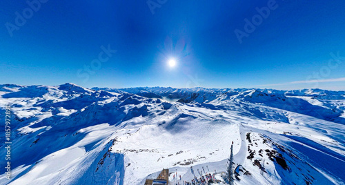Konstfotografi Immense panorama hivernal des sommets enneigés sous le soleil