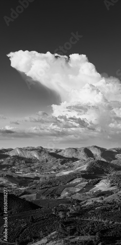 Cumulus numbus - Nuvem em montanhas em preto e branco