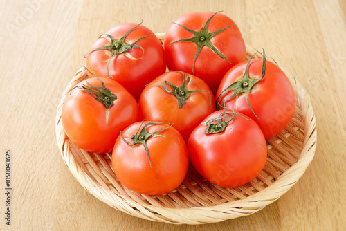 ザルに盛ったトマト