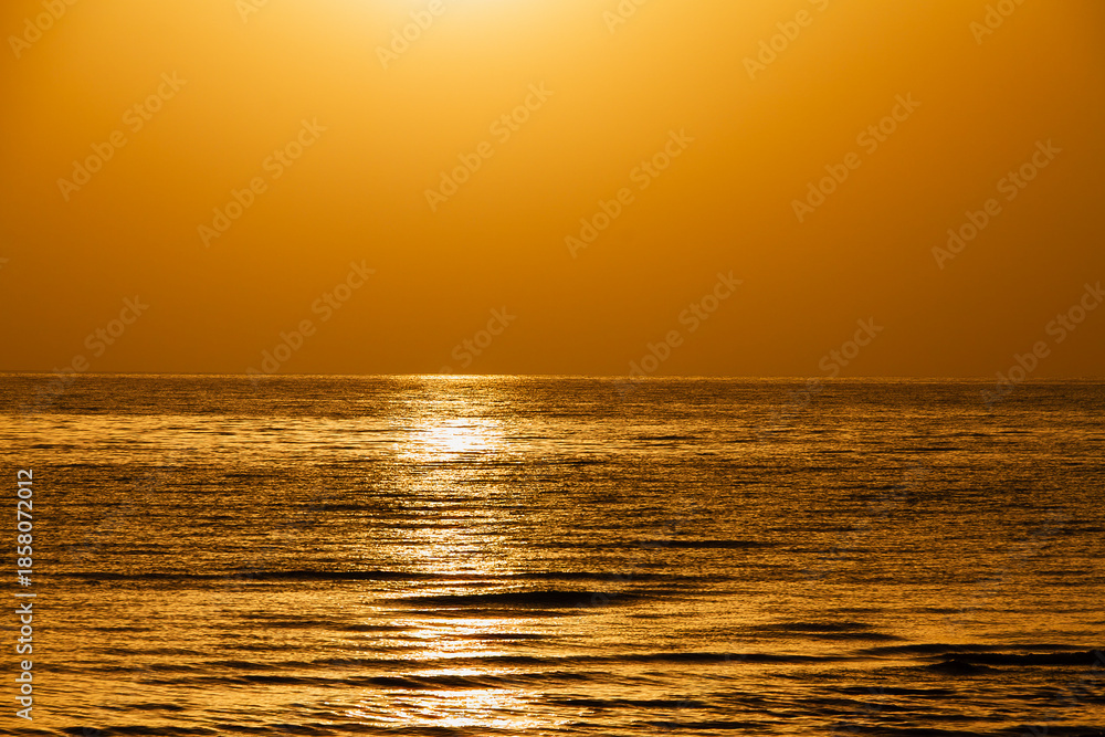 Obraz premium sunset over the sea