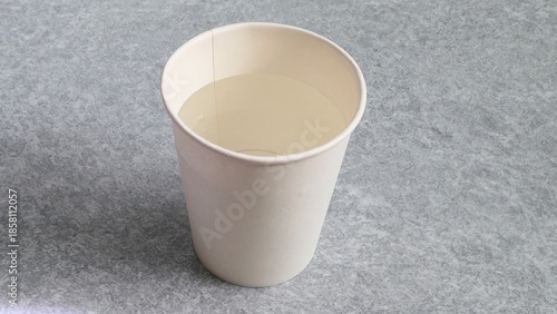 水が入ったコップのクローズアップ