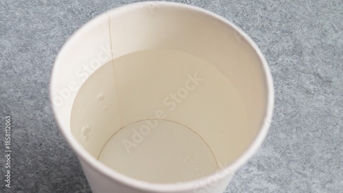 水が入ったコップのクローズアップ