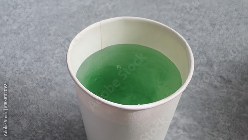 うがい薬が入ったコップ