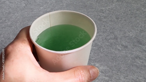 うがい薬を持つ人物