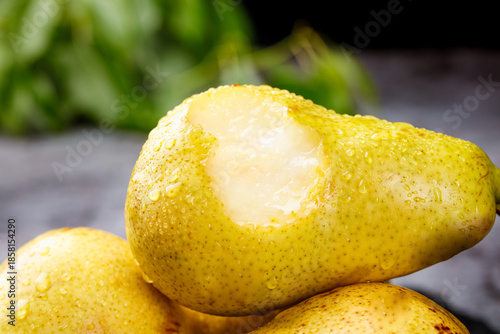 Fresh Yellow Pears from Yantai, Shandong - Sweet Soft Fruit