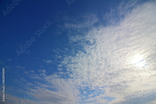 秋の薄雲に隠れた太陽