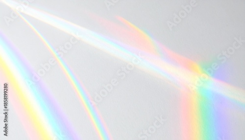 白背景に広がる幻想的なプリズムの光と虹色の輝きテクスチャ背景