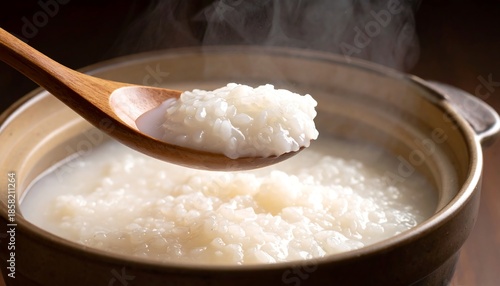 白粥をすくう木杓子が穏やかな食事の時間を静かに表現する