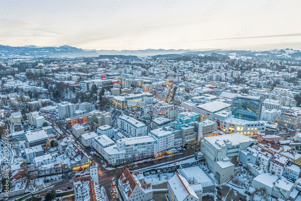Obraz premium Kempten im Allgäu an einem kalten Winterrtag aus der Vogelperspektive