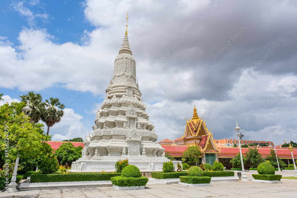 Fototapeta premium 王宮に隣接する仏教寺院であるシルバーパゴダ
