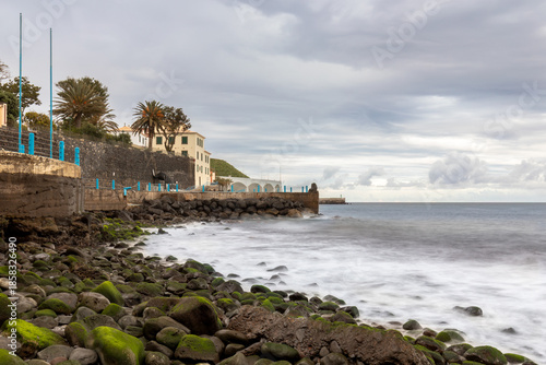 Steiniger Strand in Santa Cruz, Madeira