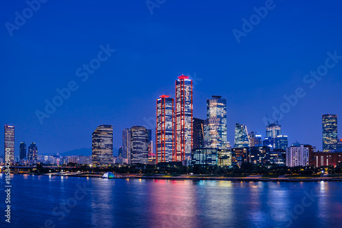 여의도 증권가 고층 빌딩들, 한강공원 과 파크원 타워의 야경.