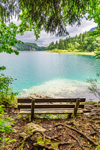 Blick über den Alpsee mit Sitzbank im Allgäu in Bayern