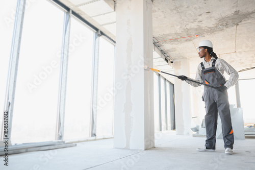 Εκτύπωση καμβά Construction worker painting walls in a building under construction