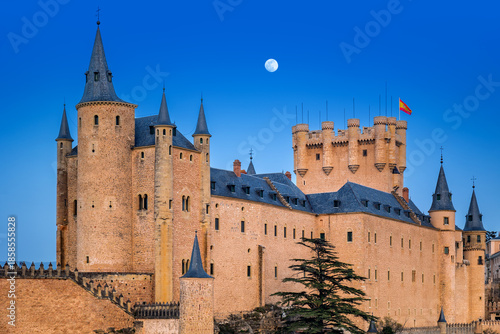 Tableau sur toile Alcazar of Segovia at night during the blue hour, Spain