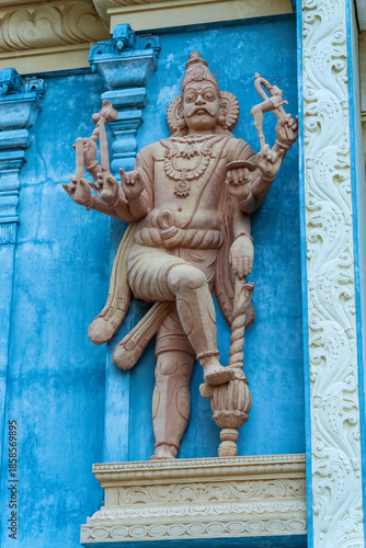 Un statue sur le raja gopuram- hindou temple à Jaffna au Srilanka