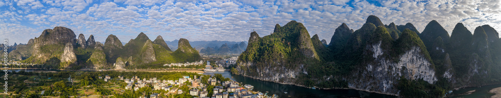 Fototapeta premium The Mountain Landscape in Li River Yangshuo at Guilin Guangxi