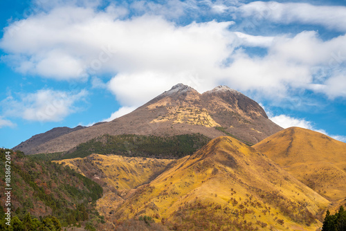 Foto Autumn leaves hillsides around Mt