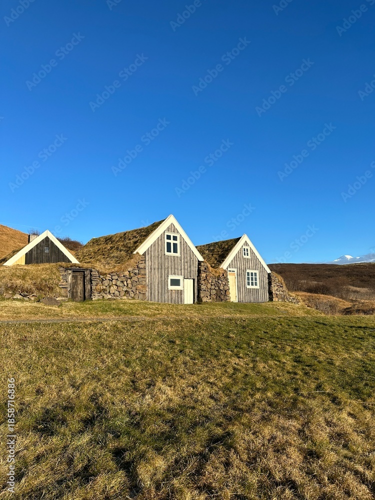 Obraz premium house in the mountains
